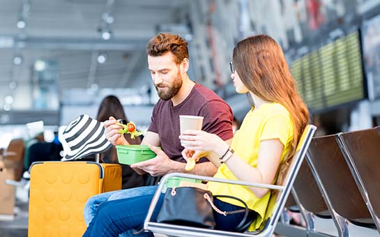 Evite comer estos alimentos antes de un vuelo de vacaciones