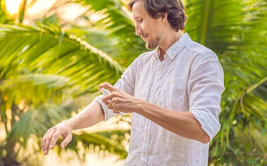 Protegiendose de los mosquitos mientras viaja al extranjero