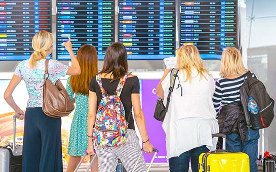 ¿Qué aeropuertos tienen menos retrasos de vuelos para viajes de vacaciones?