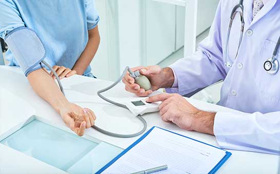 Apelación de reclamo por hipertensión - Condición preexistente en el seguro de visitantes